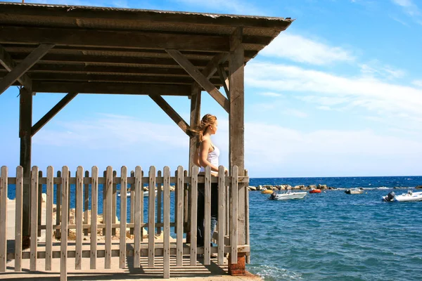Girl looking to sea — Stock Photo, Image