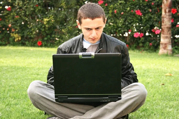 Student korzystający z laptopa — Zdjęcie stockowe