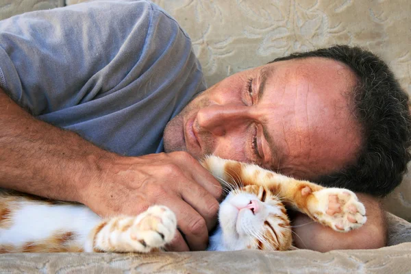 Relaxing man and cat — Stock Photo, Image