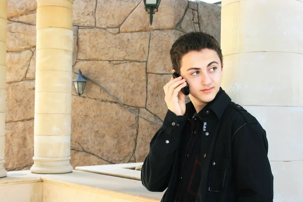 Adolescent parlant par téléphone — Photo