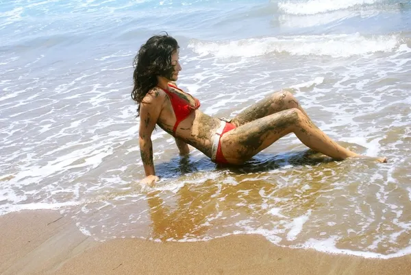 Menina suja na praia — Fotografia de Stock
