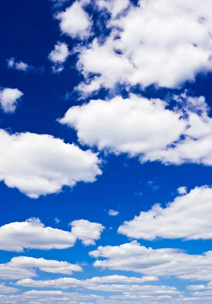 Niebieskie Niebo Tło Malutkimi Białymi Chmurami — Zdjęcie stockowe