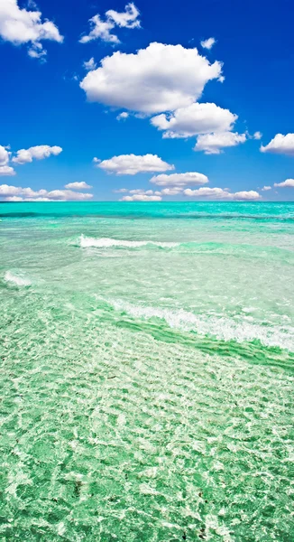 Όμορφη Παραλία Και Τροπική Θάλασσα — Φωτογραφία Αρχείου