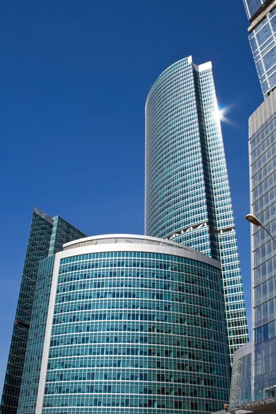Высокий бизнес-небоскрёб — стоковое фото