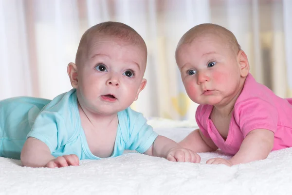 Два маленьких ребенка — стоковое фото