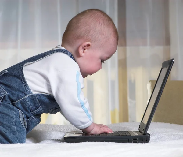 小婴儿用的笔记本电脑 — 图库照片