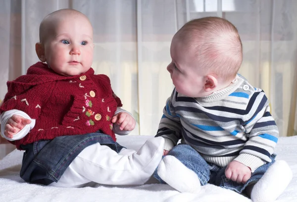 Dois bebés pequenos. — Fotografia de Stock