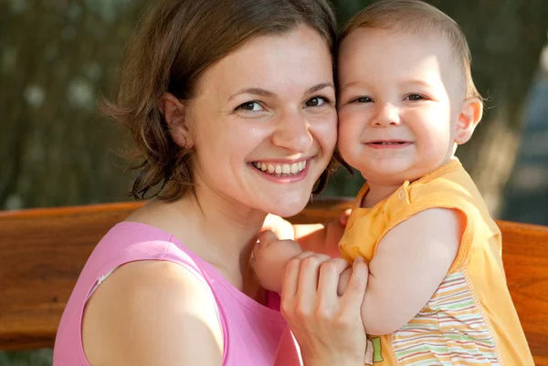 Mother loves her baby — Stock Photo, Image