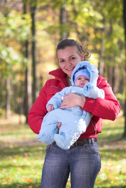 母亲与婴儿在秋天的森林中 — 图库照片