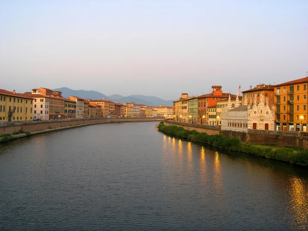 Pisa. längs floden. — Stockfoto