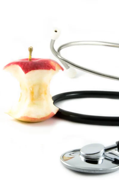Stetoskooppi ja omena — kuvapankkivalokuva