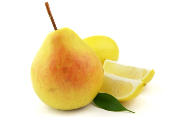 Pear with lemon — Stock Photo, Image
