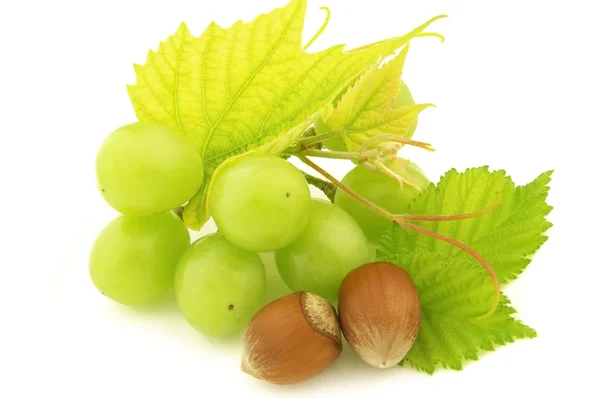 Uvas dulces con avellanas — Foto de Stock