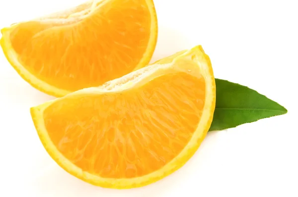 Апельсин з листям — стокове фото
