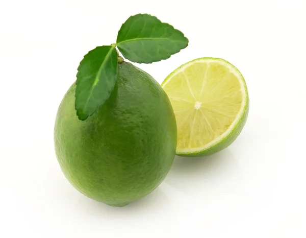 Färsk lime med blad — Stockfoto