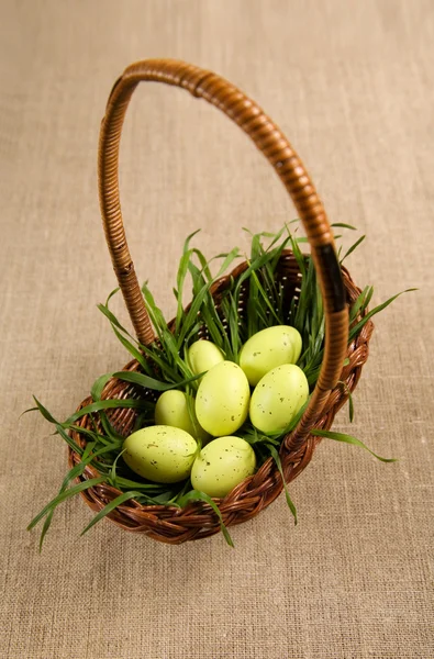 Корзина с пасхальными яйцами и травой — стоковое фото