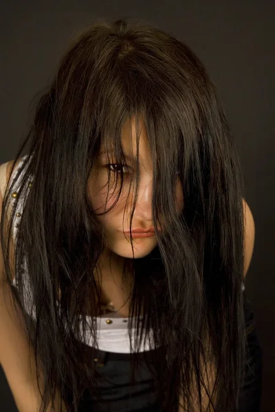 Чуттєва дівчина дивиться через волосся — стокове фото