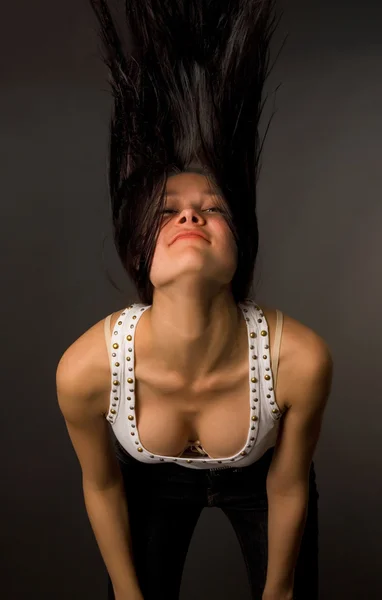 Menina da moda balançando a cabeça, foco em — Fotografia de Stock