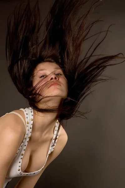 フォーカス、彼女の頭の揺れのファッションの女の子 — ストック写真