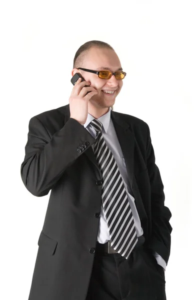 Улыбающийся бизнесмен звонит по телефону — стоковое фото