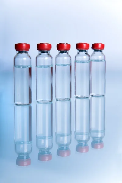 Frascos para injetáveis com líquido para medicamentos ou scienc — Fotografia de Stock