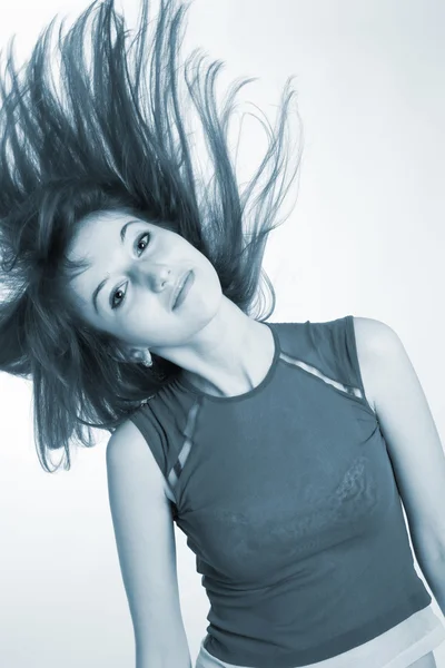 Menina bonita tremendo seu cabelo, monochr — Fotografia de Stock