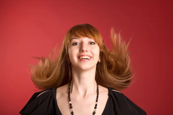Onu sallayarak ha güzel kızıl saçlı kız — Stok fotoğraf