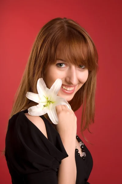 Skrattande flicka med blomma — Stockfoto