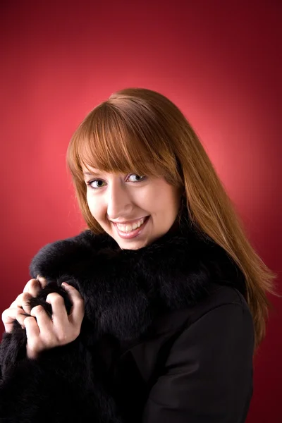 Menina sorridente em casaco de pele — Fotografia de Stock