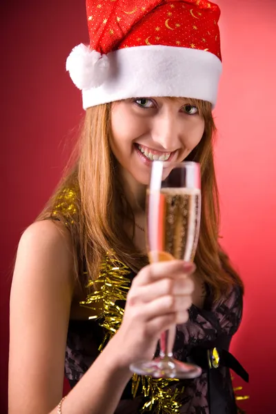 Улыбаясь миссис Санта с шампанским — стоковое фото