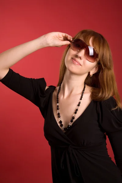 Attraktiva flicka i glasögon — Stockfoto