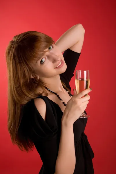 Усміхнена дівчина з келихом шампанського — стокове фото