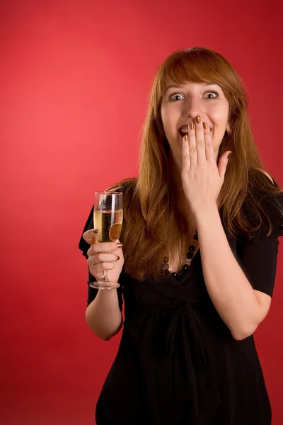 Здивована дівчина з келихом шампанського — стокове фото