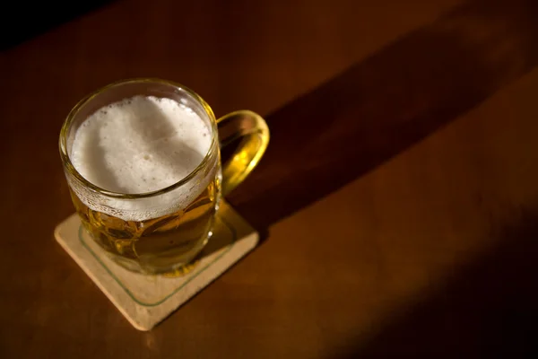 Taza de cerveza en una montaña rusa — Foto de Stock