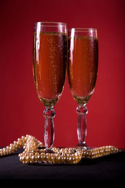 Champagneglazen met parel ketting — Stockfoto