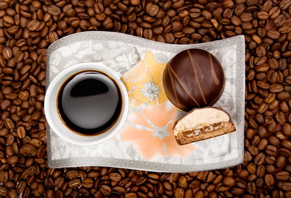 Kaffekopp med godis på bönor ba — Stockfoto