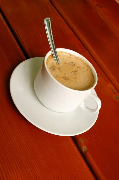 Cappuccino copo com colher para dentro — Fotografia de Stock