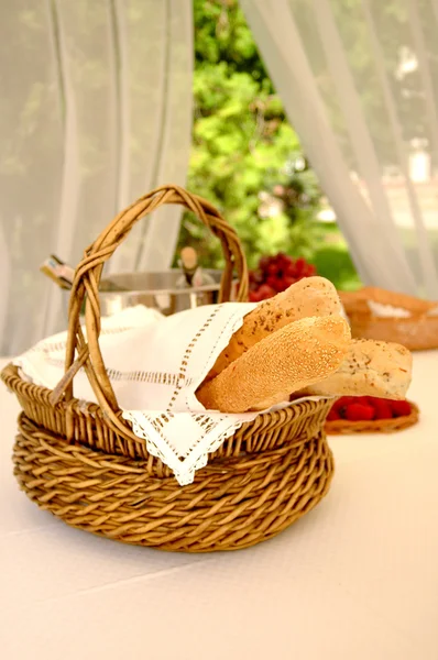 Table setting with bread basket with win — Stock Photo, Image