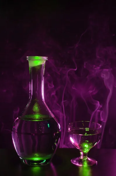 Láhev vodky se sklem — Stock fotografie