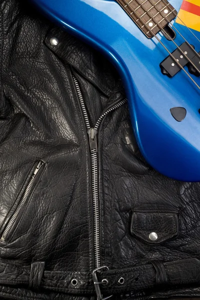 Närbild av en skinnjacka med gitarr — Stockfoto