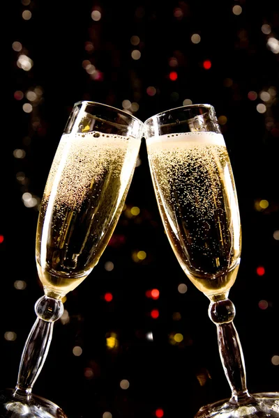 Twee champagneglazen waardoor toast — Stockfoto