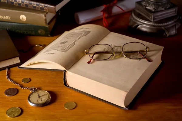 Stillleben mit Büchern und Brillen — Stockfoto