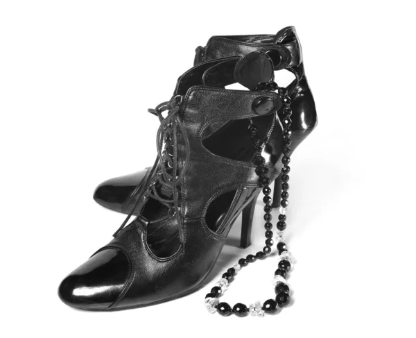 Ζευγάρι Γυναικεία παπούτσια κλασικό με κολιέ — Φωτογραφία Αρχείου