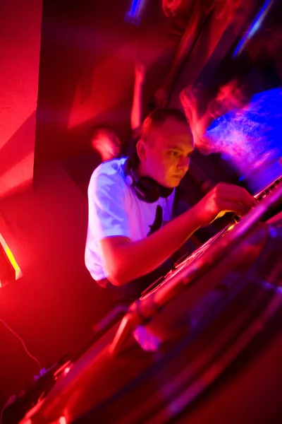 DJ op het feest, motion blur — Stockfoto