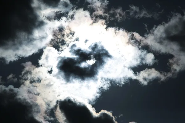 Månen och moln på den mörka himlen — Stockfoto
