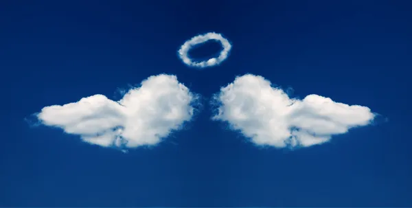 Engelsflügel und Nimbus aus Wolken geformt — Stockfoto