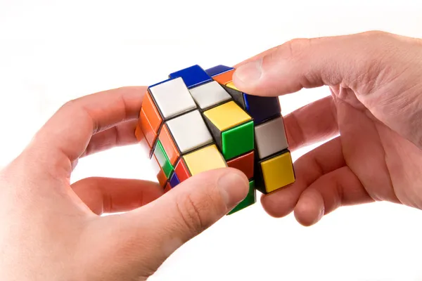 Homem tentando resolver o quebra-cabeça — Fotografia de Stock