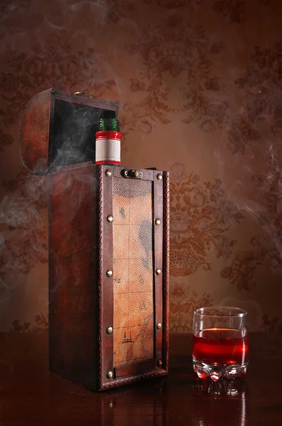 Stilleven met cognac glas en fles — Stockfoto