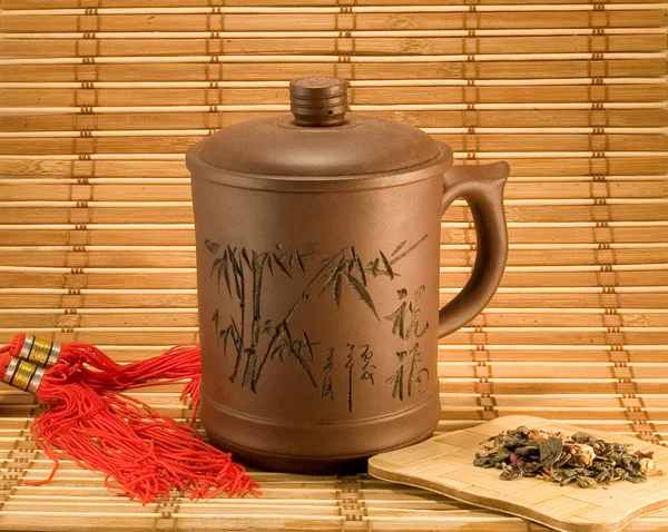 Tazza di tè con foglie di tè — Foto Stock