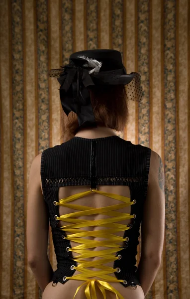 Ragazza in corsetto e cappello vintage con velo — Foto Stock